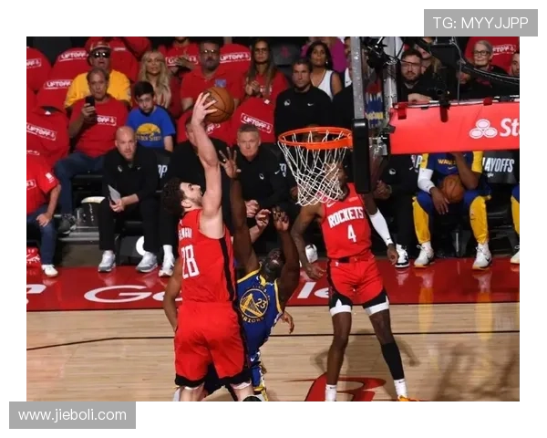 足球巨星亲临NBA赛场助威球迷热情高涨共庆体育盛事